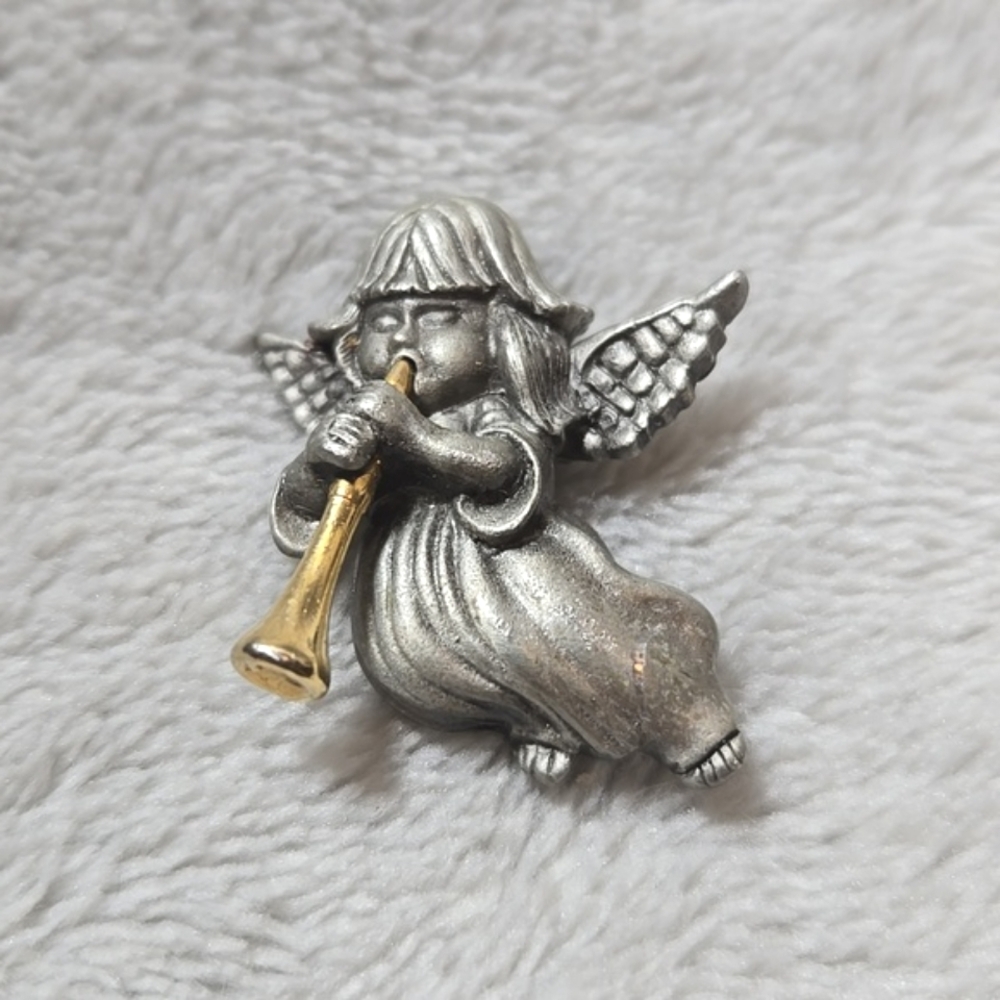#463 Vintage Signed Daria Angel Playing Horn  brooch pin